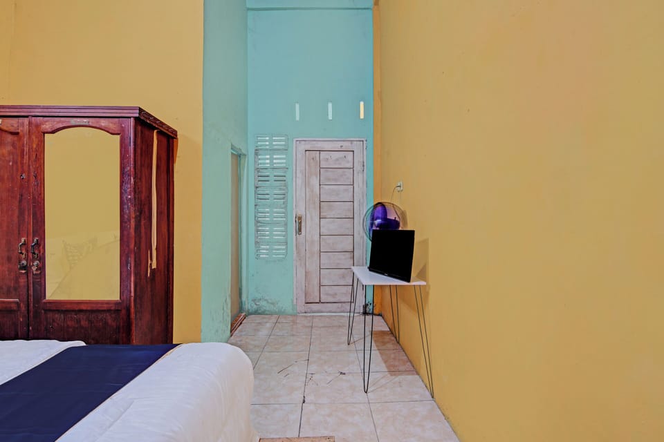 Basic Double Room | Laptop workspace, bed sheets