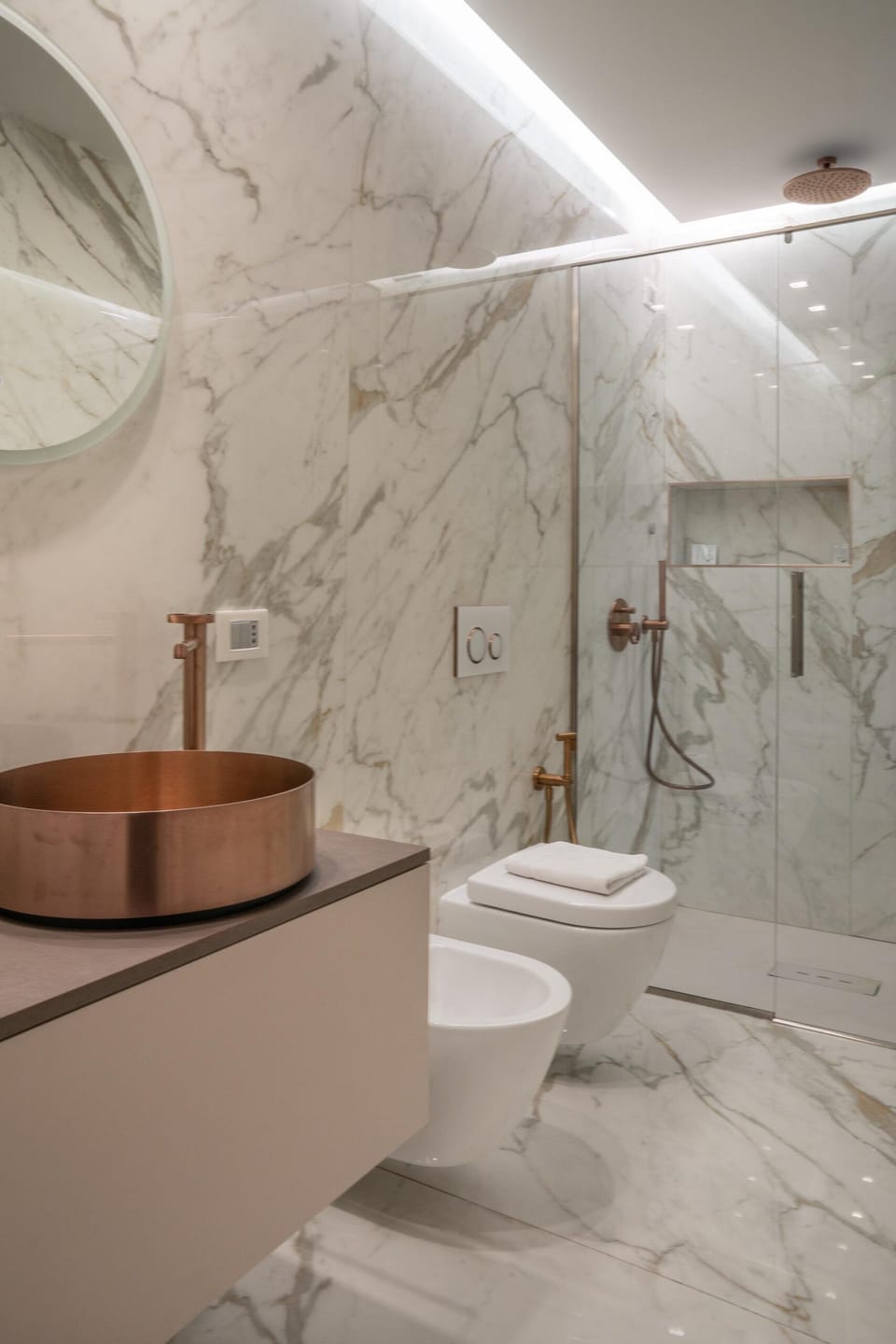 Suite | Bathroom | Jetted tub, hair dryer, towels