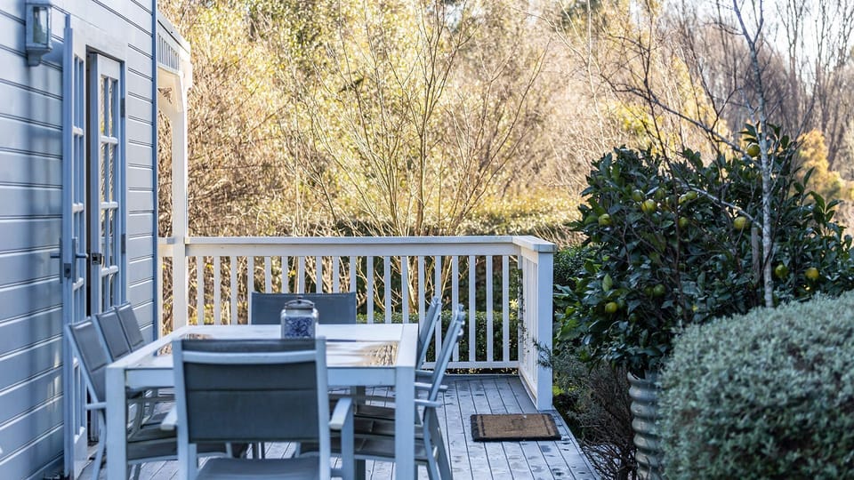 Dove Cottage | Outdoor dining seating overlooking leafy back yard