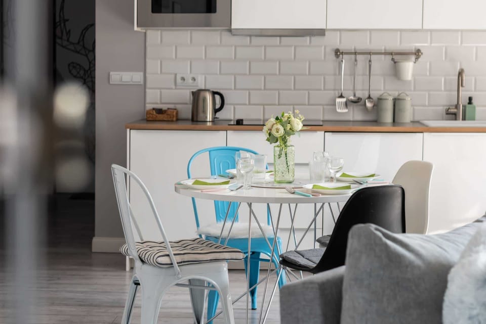 Another look at the dining space showcasing the light-filled interior, contemporary furnishings, and cohesive color palette.



