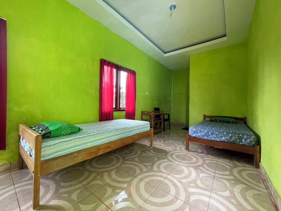 Twin Room | Desk, laptop workspace, bed sheets
