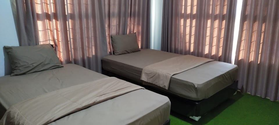 Standard Twin Room | Desk, laptop workspace, bed sheets