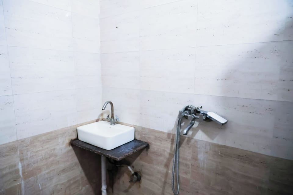 Deluxe Double Room | Bathroom | Shower, slippers, towels, soap