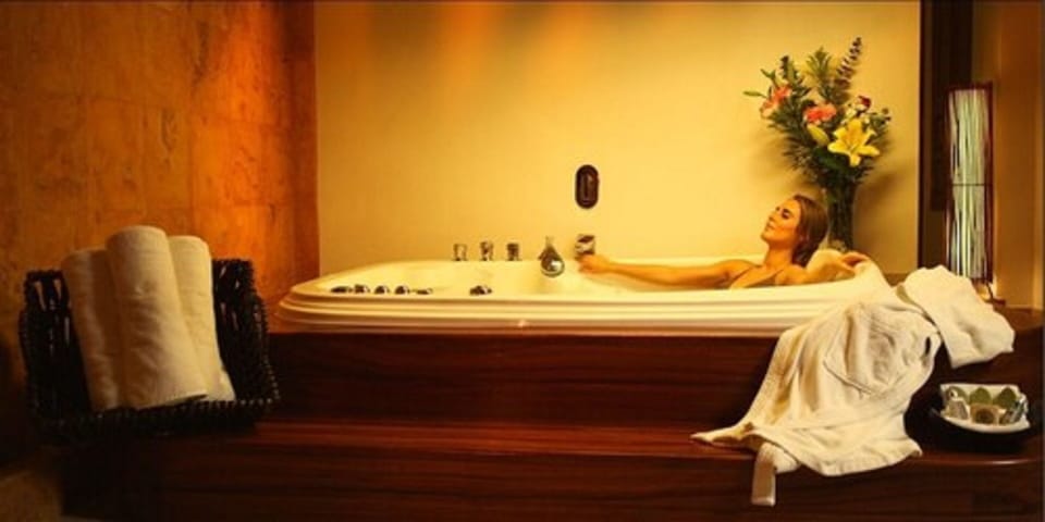 Indoor spa tub