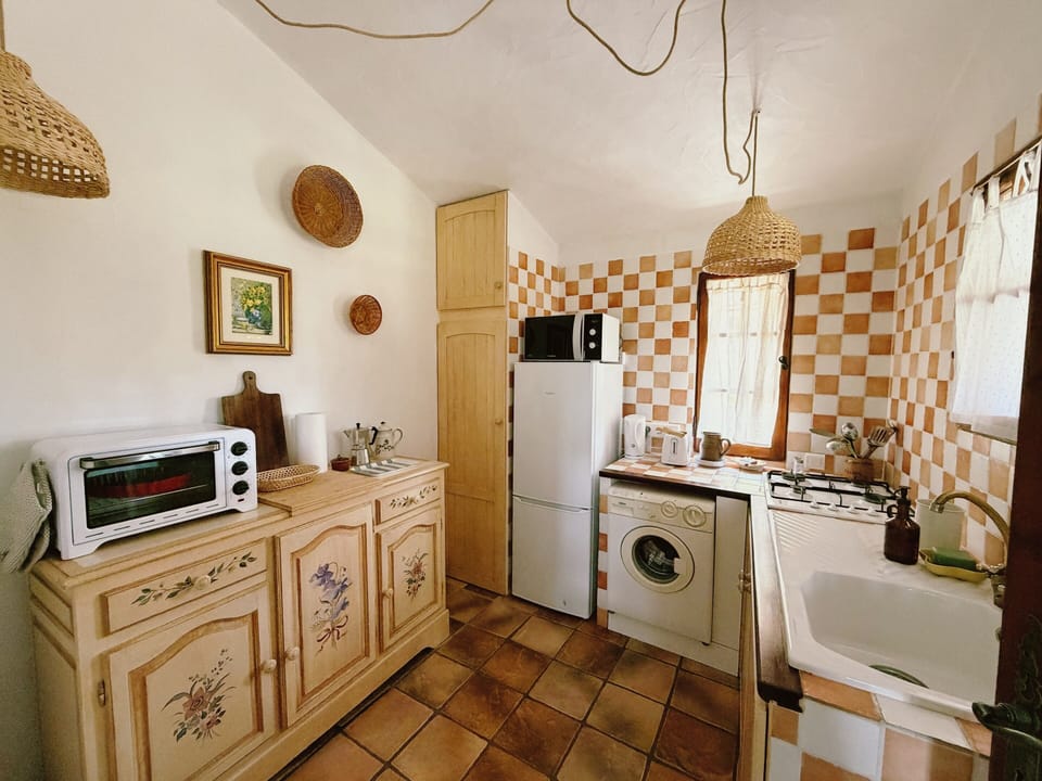 Basic Cottage, Ensuite, Courtyard View | Private kitchen | Highchair