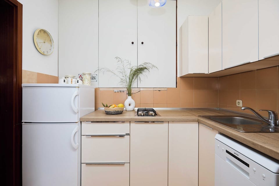 Apartment (1 Bedroom) | Private kitchen | Fridge, microwave, toaster, cookware/dishes/utensils