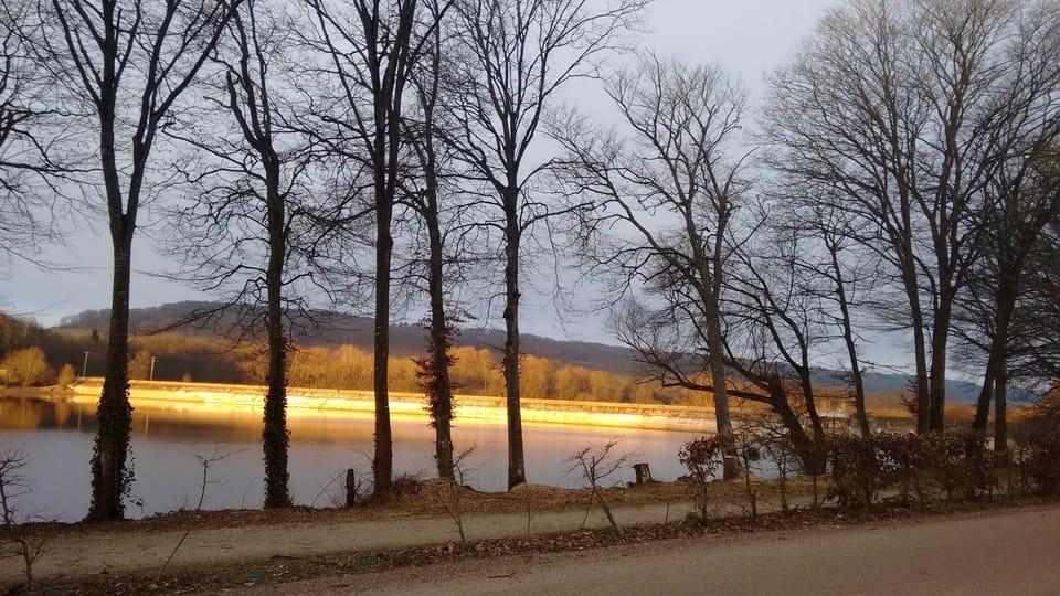 Chemin balisé autour du lac