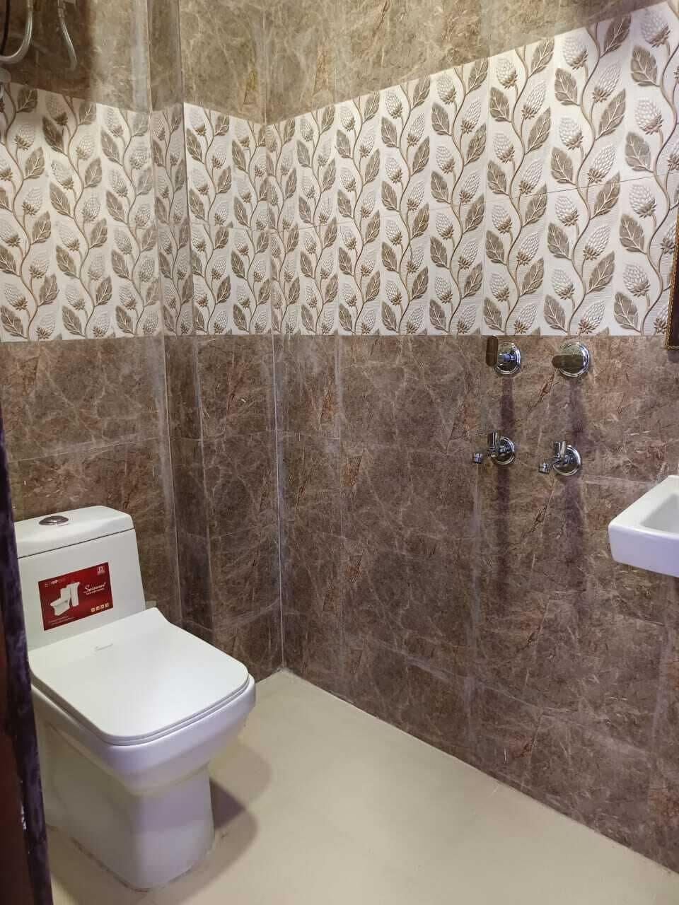Deluxe Room | Bathroom | Shower, slippers, towels
