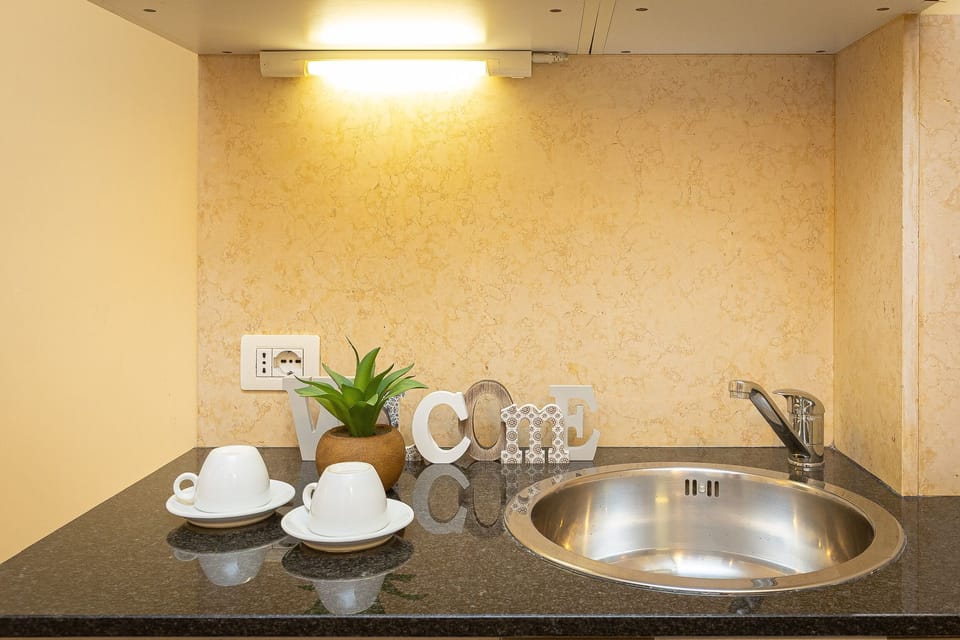 Economy Room | Private kitchen | Mini-fridge, microwave, stovetop, electric kettle