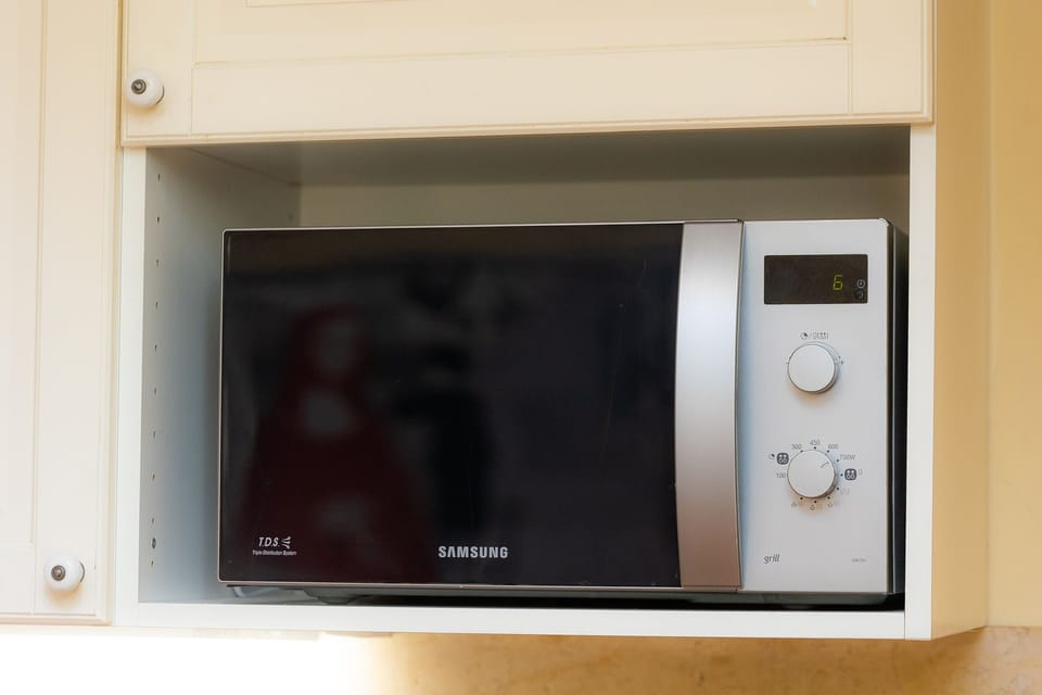 Deluxe Room | Private kitchen | Mini-fridge, microwave, stovetop, electric kettle