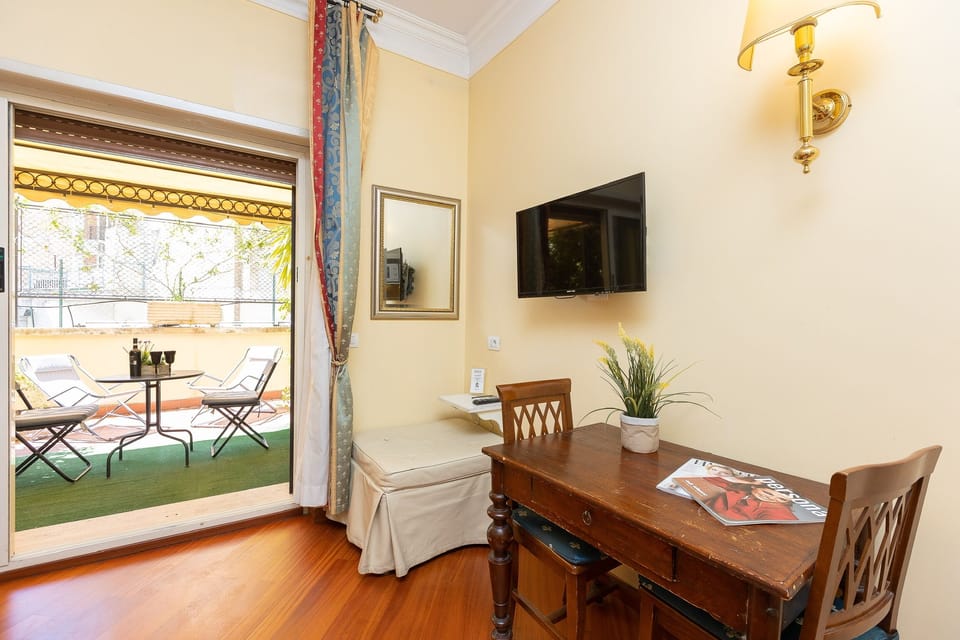 Deluxe Room | In-room dining