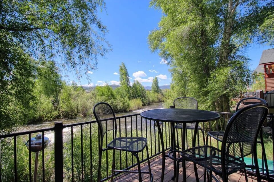 【Deck】Morning coffee at the rail with the Fraser River below