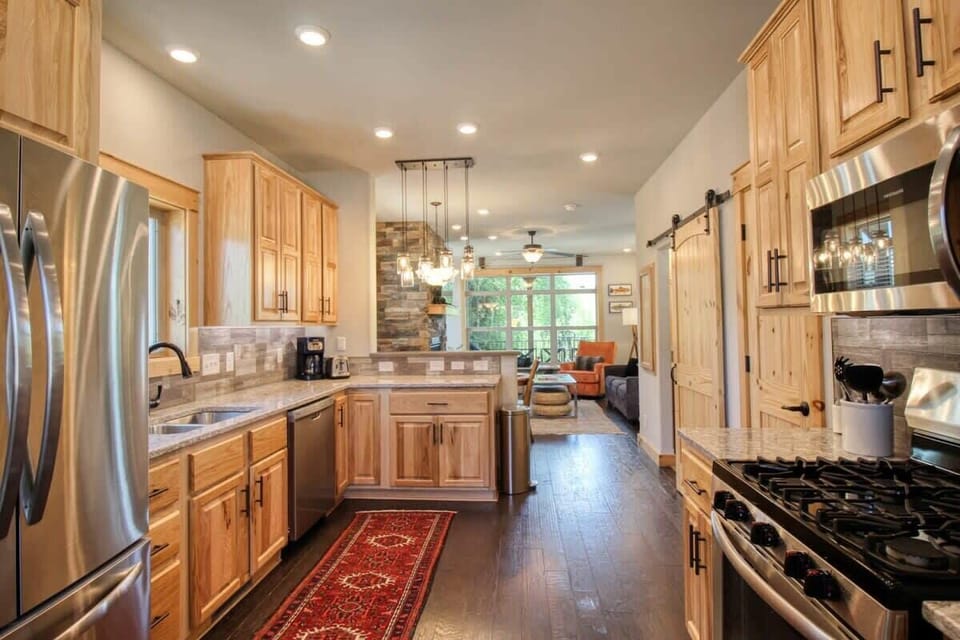 【Kitchen】Stocked for real cooking — full-size fridge and quality cookware