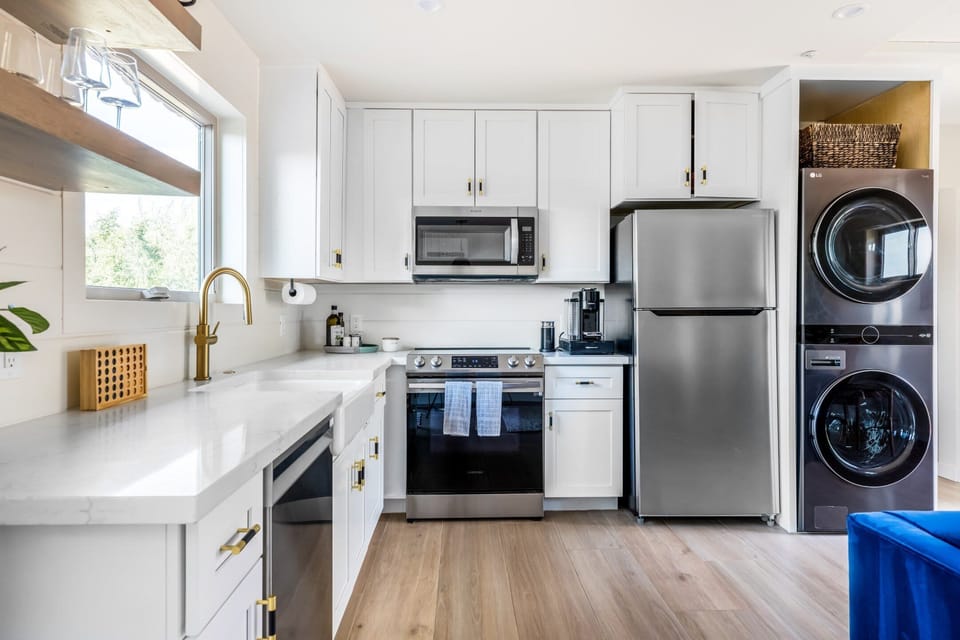Excellent extras like an espresso maker, electric kettle, washer/dryer & dishwasher!