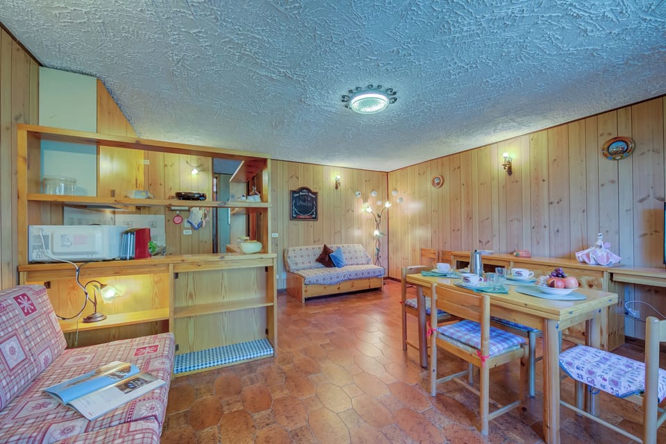 Family Apartment, Multiple Bedrooms (Appartamento Bareu Mountain View) | Living area | 21-inch TV with digital channels