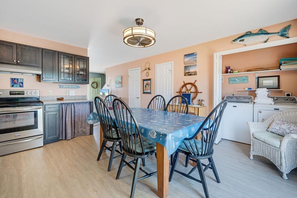 Mealtime is a bay breeze in the well-stocked Kitchen.
