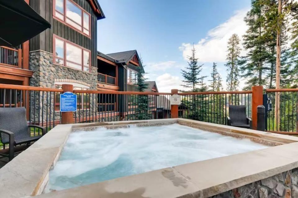 Condo (Ski In, Ski Out 2 Bedroom at Snowflak) | Exterior