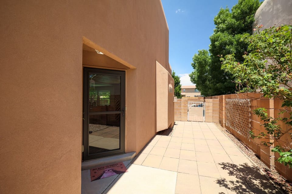 Private entrance 