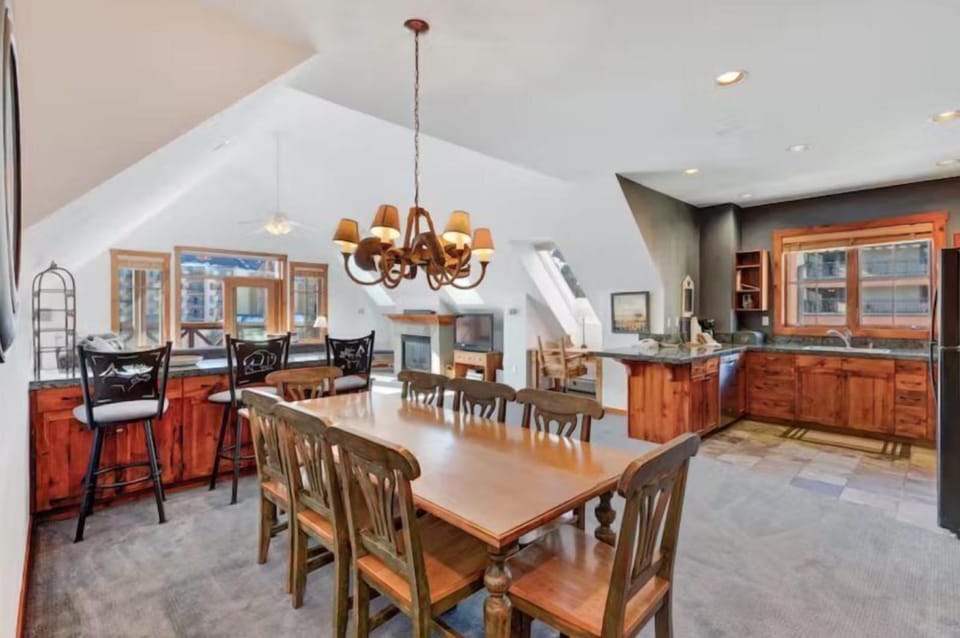 Condo (3 Bedroom Condo on Main Street in Bre) | Exterior