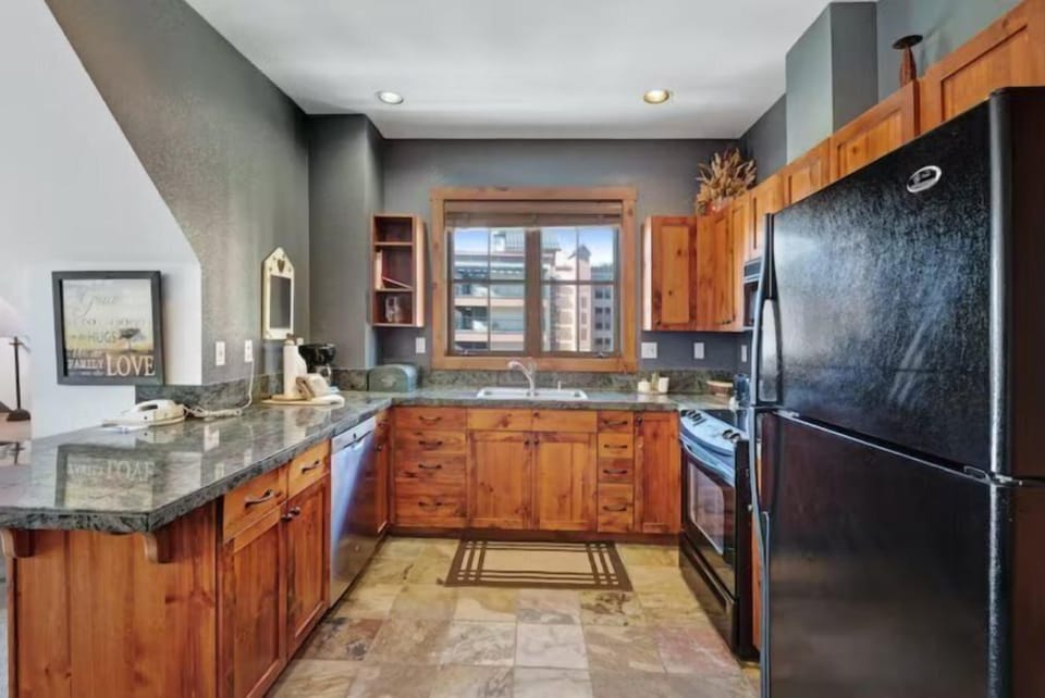 Condo (3 Bedroom Condo on Main Street in Bre) | Exterior
