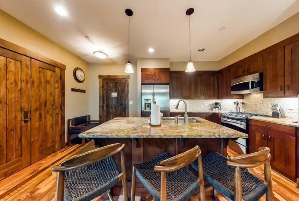Condo (2 Bedroom Luxury Condo on Main Street) | Exterior