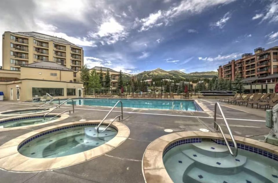 Condo (2 Bedroom Luxury Condo on Main Street) | Exterior