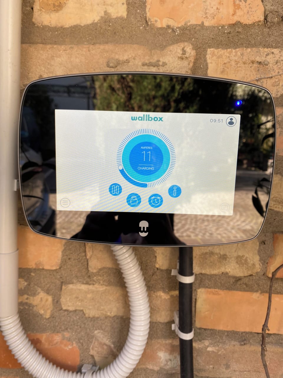 Electric vehicle charging station