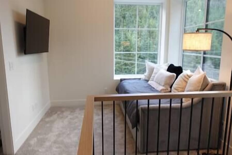 Upstairs loft and Smart TV with streaming services and double daybed with double trundle bed