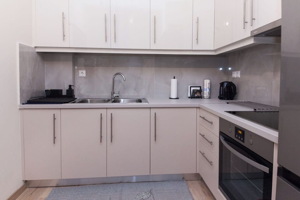 Apartment | Private kitchen | Full-size fridge, oven, toaster, cookware/dishes/utensils