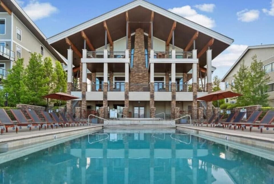 Seasons at Sandpoint pool and hot tub