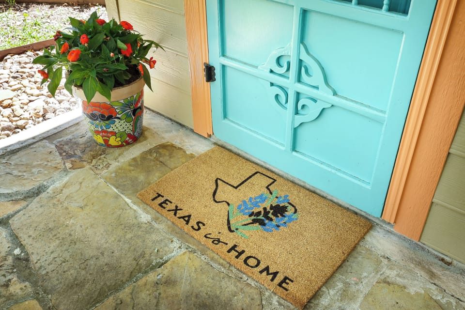 Long-time Texas residents here that want to make you feel at home!