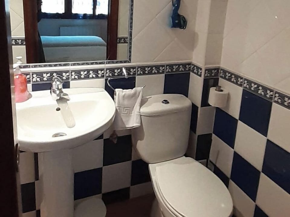 Triple Room | Bathroom | Free toiletries, hair dryer