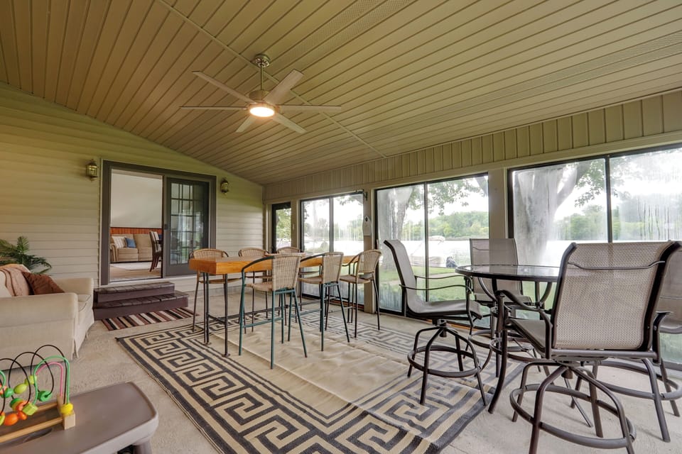 Sunroom | Dining Areas | Dishware/Flatware | Trash Bags/Paper Towels