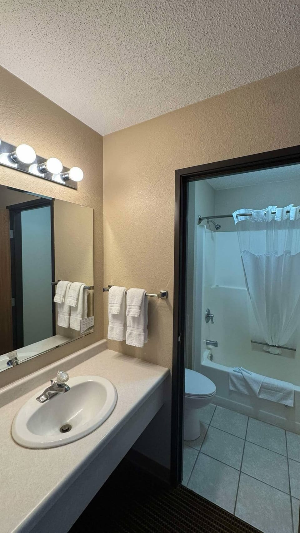 Basic Double Room | Bathroom | Combined shower/tub, hair dryer, towels