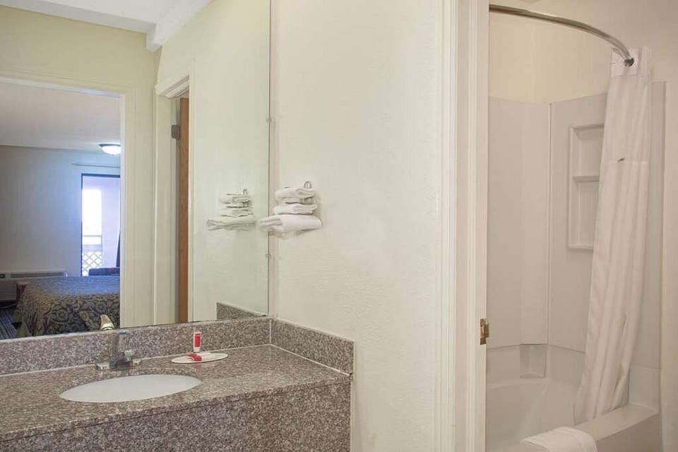 Combined shower/tub, towels, soap, shampoo