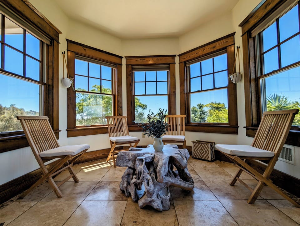 Main House breakfast nook