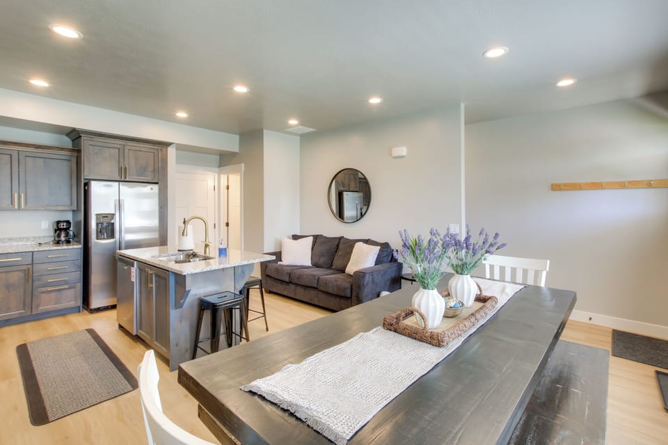 Dining Area | Dishware & Flatware Provided