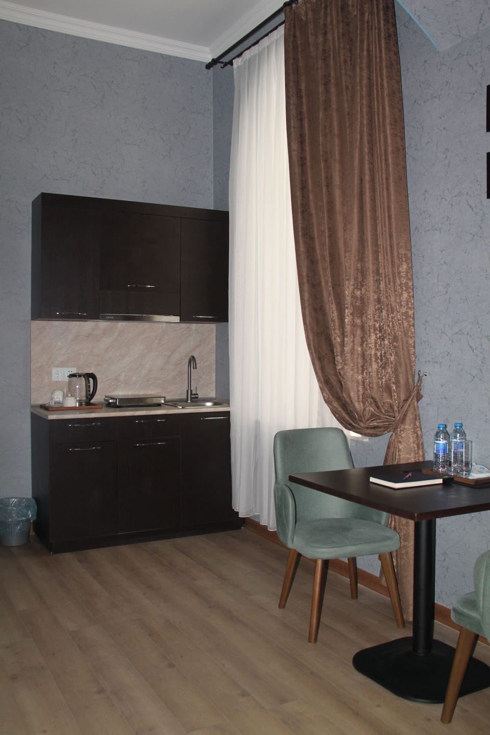 Standard Queen Bed with Kitchen | In-room safe, desk, blackout drapes, soundproofing