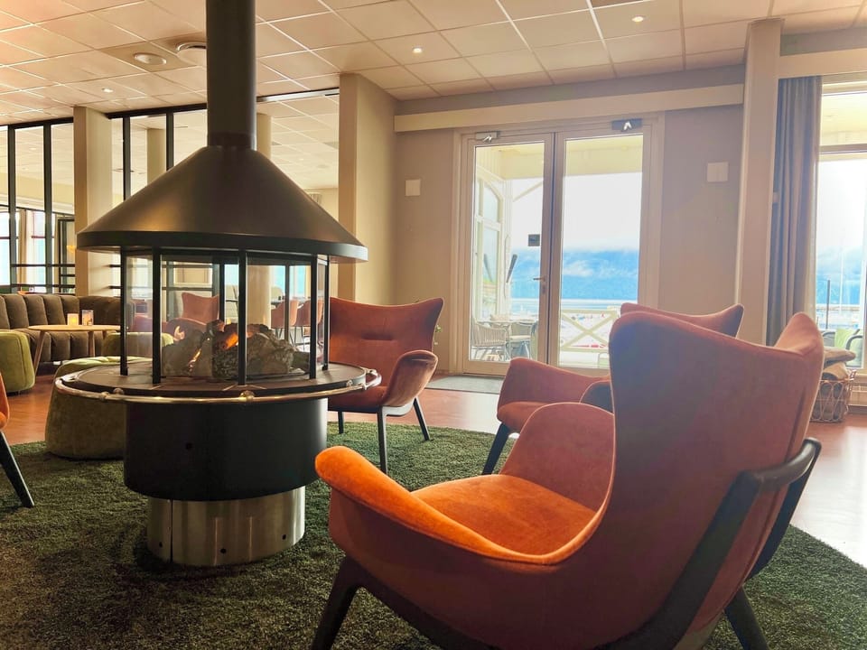 Lobby lounge