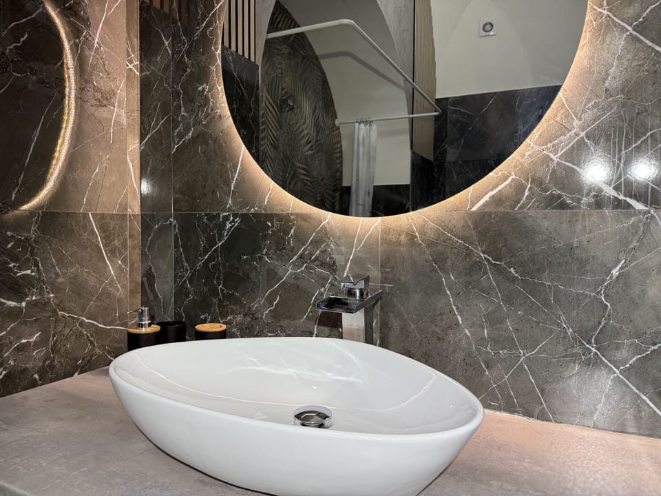 Luxury Quadruple Room | Bathroom | Hair dryer, bidet, towels, soap