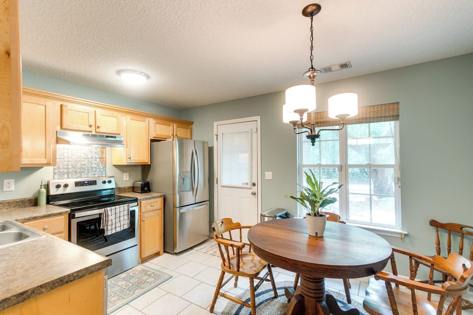 Dining Area | Kitchen