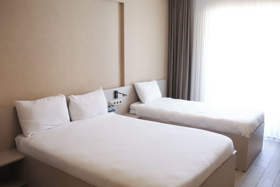Triple Room | Desk, soundproofing, free WiFi, bed sheets