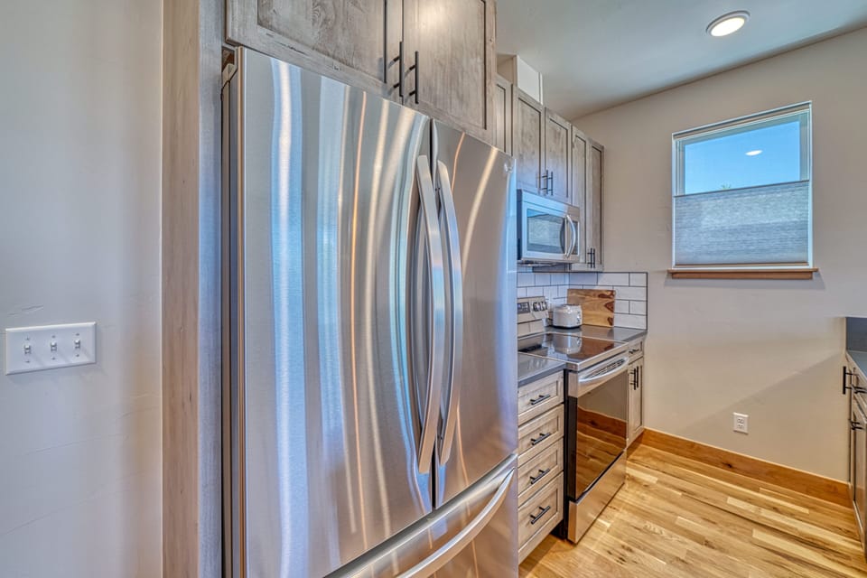 •Kitchen
•Full Size Refrigerator
•Electric Range