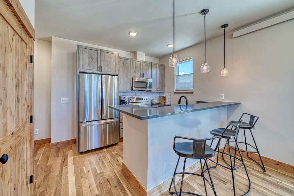 •Well Appointed Kitchen
•Breakfast Bar with seating for 3