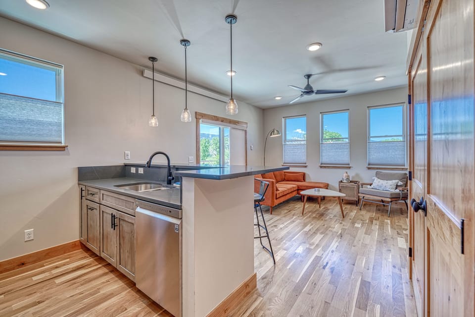 •Open Concept
•Double Sinks
•Full-size Dishwasher