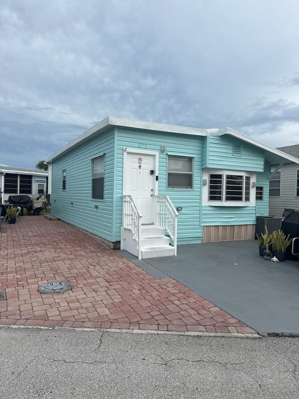 Outdoor Front Entrance & Parking