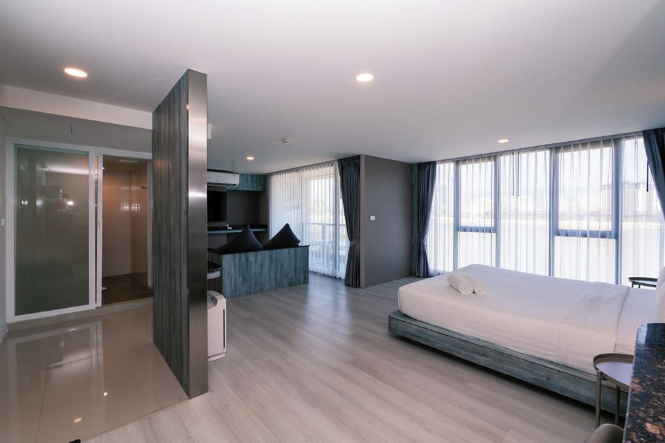Deluxe Double Room | Desk, WiFi (free), bed sheets