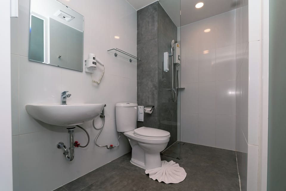 Standard Double Room, River View | Bathroom | Shower, rainfall showerhead, hair dryer, towels