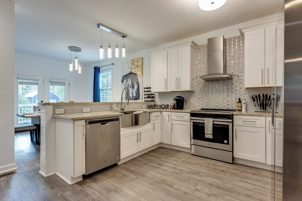 Classic House | Private kitchen | Full-size fridge, microwave, oven, dishwasher