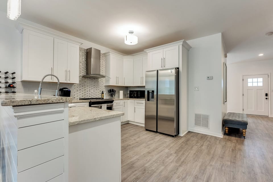 Classic House | Private kitchen | Full-size fridge, microwave, oven, dishwasher